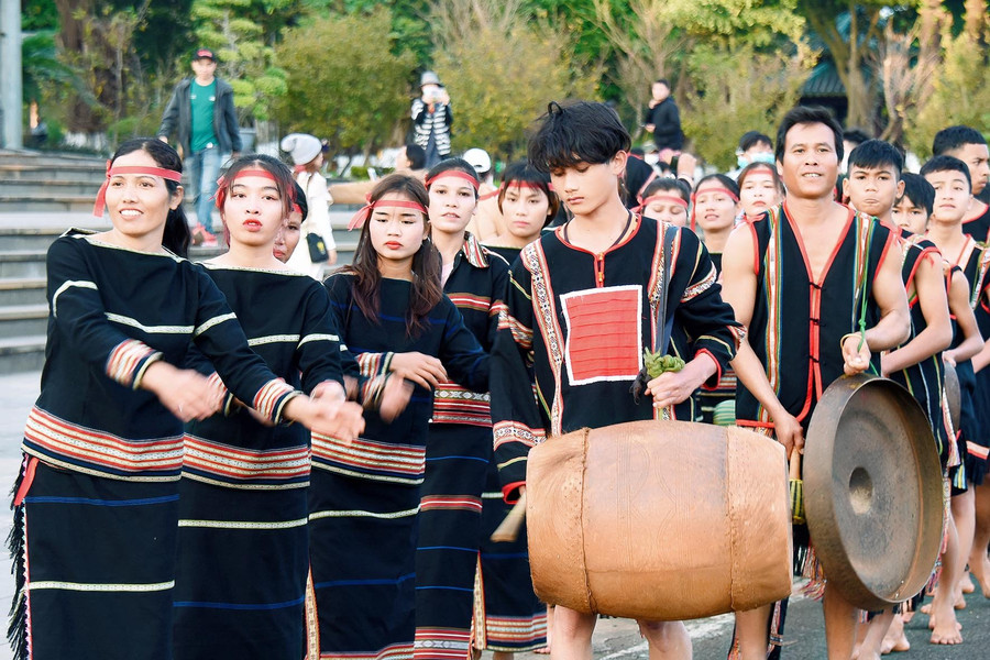 Hơn 500 nghệ nhân đến từ các xã, phường của TP. Pleiku tham gia biểu diễn cồng chiêng đường phố. Ảnh: Đức Thụy