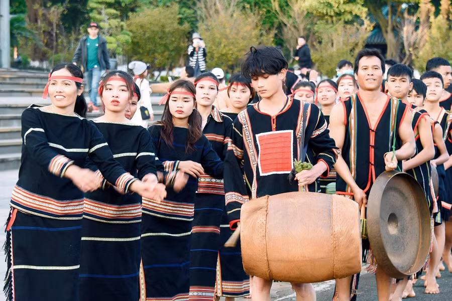 Hơn 500 nghệ nhân đến từ các xã, phường của TP. Pleiku tham gia biểu diễn cồng chiêng đường phố. Ảnh: Đức Thụy