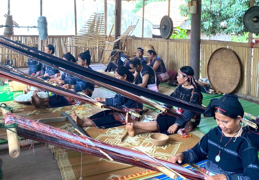 Các nghệ nhân ở xã Kông Lơng Khơng (huyện Kbang) trình diễn dệt thổ cẩm truyền thống. Ảnh: Ngọc Minh  Các nghệ nhân trên địa bàn xã Kông Lơng Khơng, huyện Kbang trình diễn dệt thổ cẩm truyền thống. Ảnh: Ngọc Minh