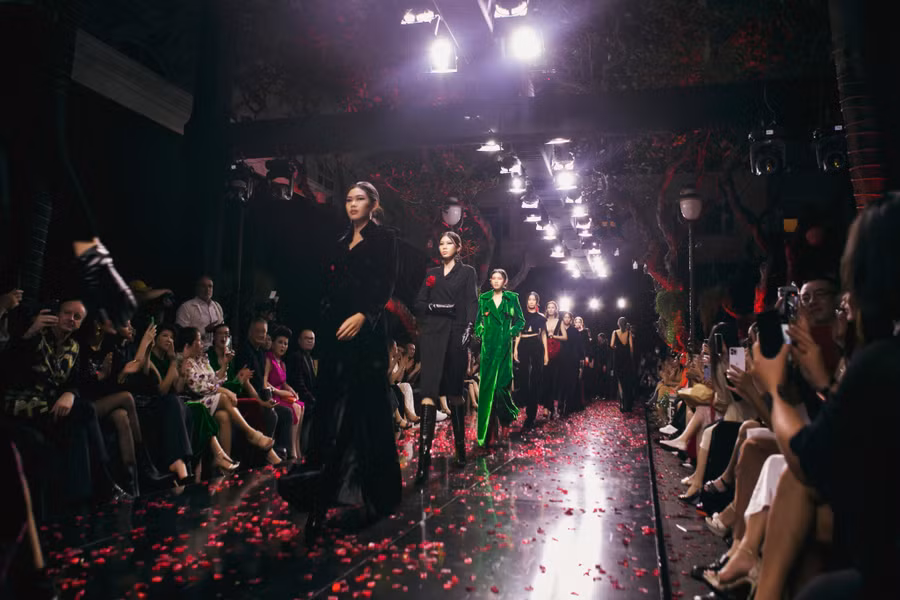 Tối 6.12, nhà thiết kế Hà Linh Thư trình làng bộ sưu tập Beauty And The Beast sau thời gian ấp ủ. Chương trình có sự góp mặt của diễn viên Trương Ngọc Ánh, siêu mẫu Vũ Thu Phương, Hoa hậu Phương Khánh, Hoa hậu Hoài Sa... Ảnh: Kiếng Cận