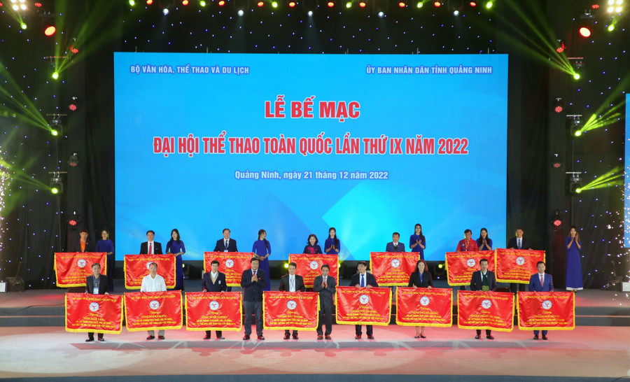 Đoàn Gia Lai (hàng trên-thứ 2 từ phải qua) nhận Cờ của Bộ Văn hóa-Thể thao và Du lịch. Ảnh: Minh Hà