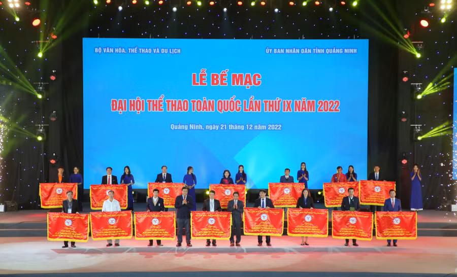 Đoàn Gia Lai (hàng trên-thứ 2 từ phải qua) nhận Cờ của Bộ Văn hóa-Thể thao và Du lịch. Ảnh: Minh Hà