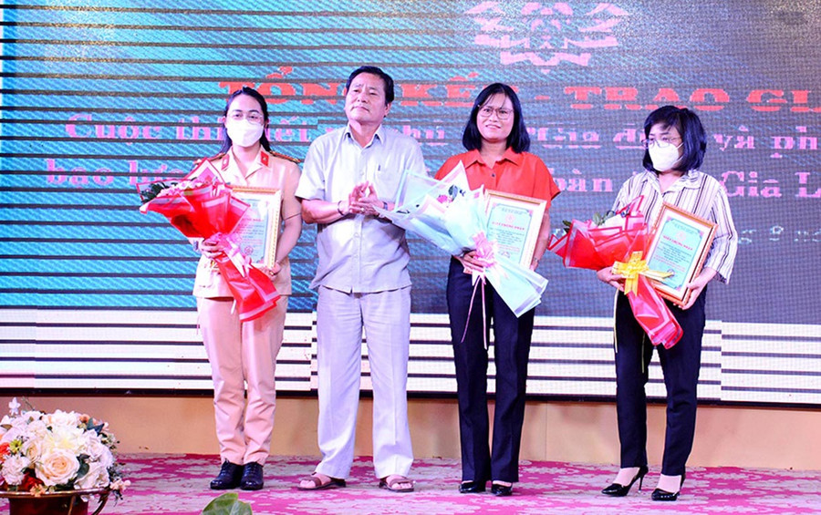 Ông Trần Ngọc Nhung-Giám đốc Sở Văn hóa-Thể thao và Du lịch trao giải nhất cho các tác giả tham gia Cuộc thi viết về chủ đề “Gia đình và phòng-chống bạo lực gia đình”. Ảnh: M.Đ Ông Trần Ngọc Nhung-Giám đốc Sở Văn hóa-Thể thao và Du lịch trao giải nhất cho các tác giả tham gia Cuộc thi viết về chủ đề “Gia đình và phòng-chống bạo lực gia đình”. Ảnh: M.Đ