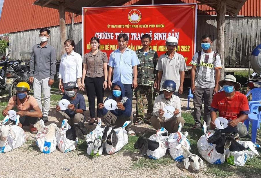 Ủy ban MTTQ Việt Nam huyện Phú Thiện hỗ trợ dê sinh sản cho hộ nghèo tại xã Chư A Thai. Ảnh: Vũ Chi