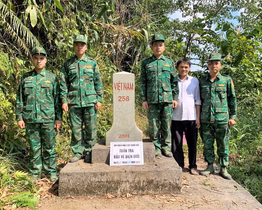 Đội tuần tra quản lý, bảo vệ biên giới bên mốc 258, đặt tại độ cao 903,25 m. Ảnh: M.T.H - N.Đ.L
