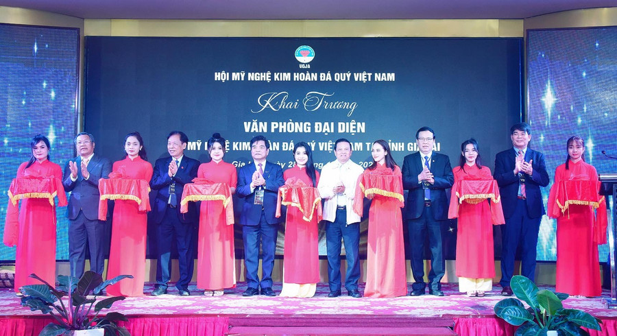 Các đại biểu cắt băng khai trương Văn phòng đại diện Hội Mỹ nghệ kim hoàn đá quý Việt Nam tại Gia Lai. Ảnh: Đức Thụy Các đại biểu cùng cắt băng khai trương Văn phòng đại diện Hội Mỹ nghệ kim hoàn đá quý Việt Nam tại Gia Lai. Ảnh: Đức Thụy