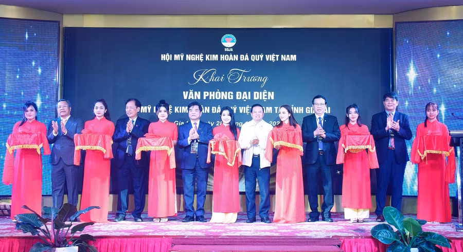 Các đại biểu cùng cắt băng khai trương Văn phòng đại diện Hội Mỹ nghệ kim hoàn đá quý Việt Nam tại Gia Lai. Ảnh: Đức Thụy