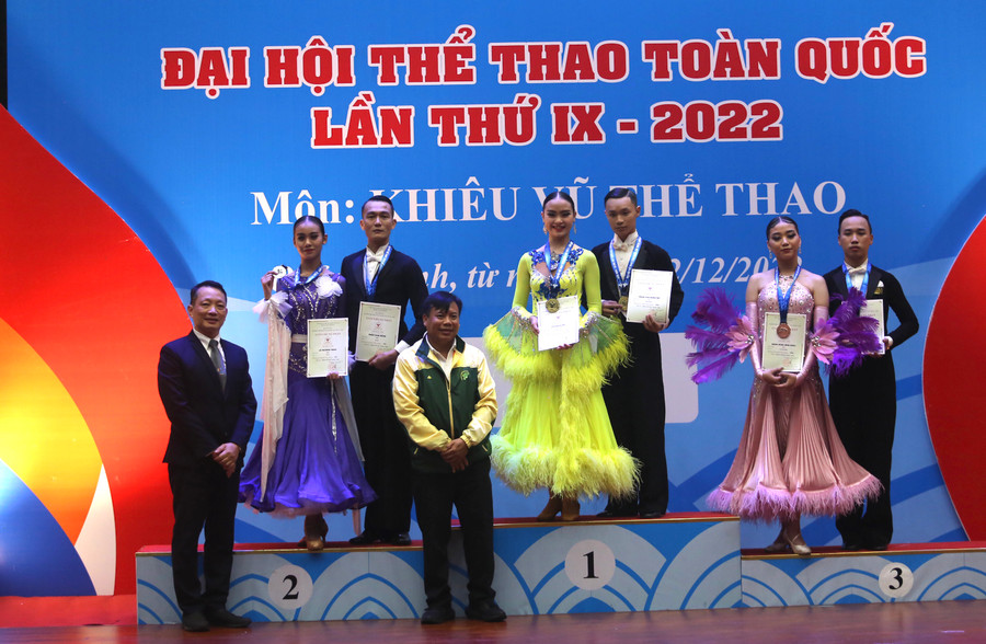 Cặp VĐV Gia Lai ở bục nhận huy chương bạc của Đại hội. Ảnh: Văn Ngọc