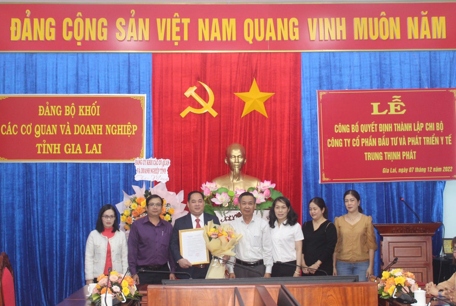 Đồng chí Huỳnh Tấn Đoan (ở giữa)-Phó Bí thư Đảng ủy Khối các Cơ quan và Doanh nghiệp tỉnh trao quyết định thành lập cho Chi bộ Công ty Cổ phần Đầu tư và Phát triển Y tế Trung Thịnh Phát. Ảnh: Phan Lài