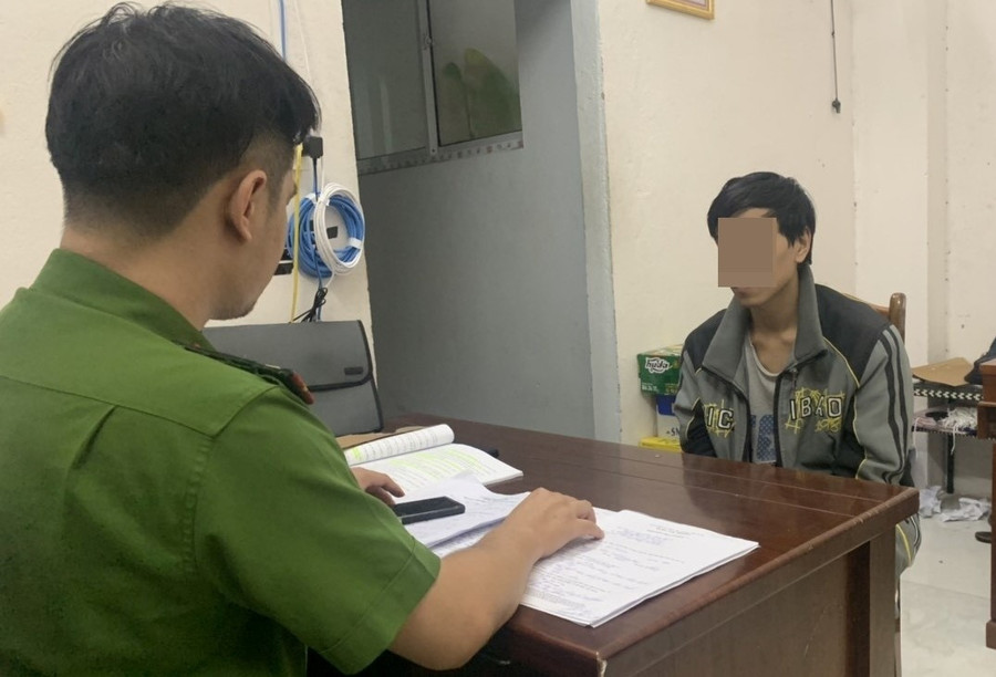 C. bị tạm giữ hình sự để làm rõ hành vi tống tiền. Ảnh: Văn Tiến  C. bị tạm giữ hình sự để làm rõ hành vi tống tiền. Ảnh: Văn Tiến