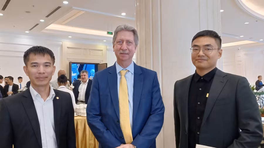 GS Levine (giữa) với các nhà khoa học Việt Nam bên hành lang tọa đàm liệu pháp miễn dịch trong điều trị ung thư. Ảnh: Quý Hiên