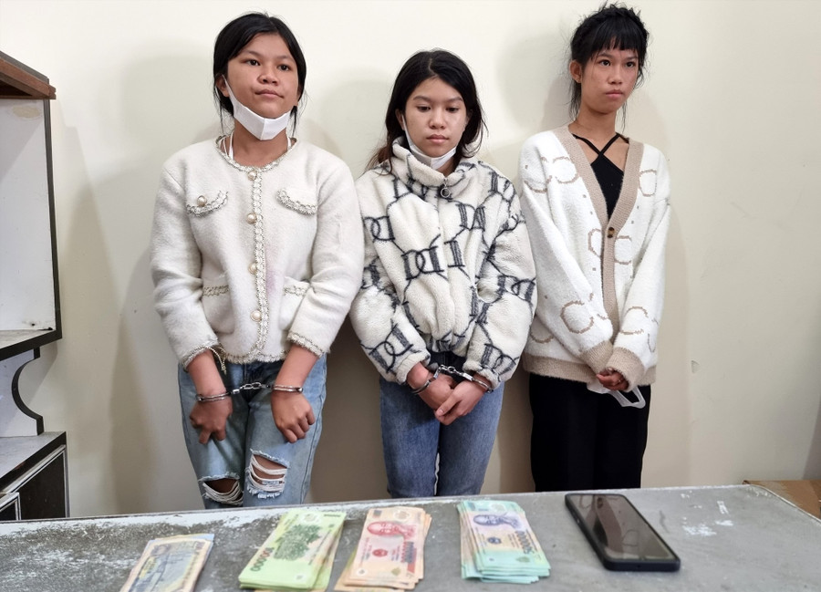 3 “nữ quái” móc túi khách du lịch tại Festival hoa Đà Lạt. Ảnh: Công an cung cấp