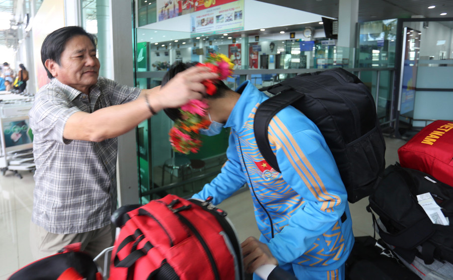 Giám đốc Sở Văn hóa-Thể thao và Du lịch Trần Ngọc Nhung tặng hoa các VĐV ở sân bay Pleiku. Ảnh: Văn Ngọc Giám đốc Sở Văn hóa-Thể thao và Du lịch Trần Ngọc Nhung tặng hoa cho các VĐV ở sân bay Pleiku. Ảnh: Văn Ngọc