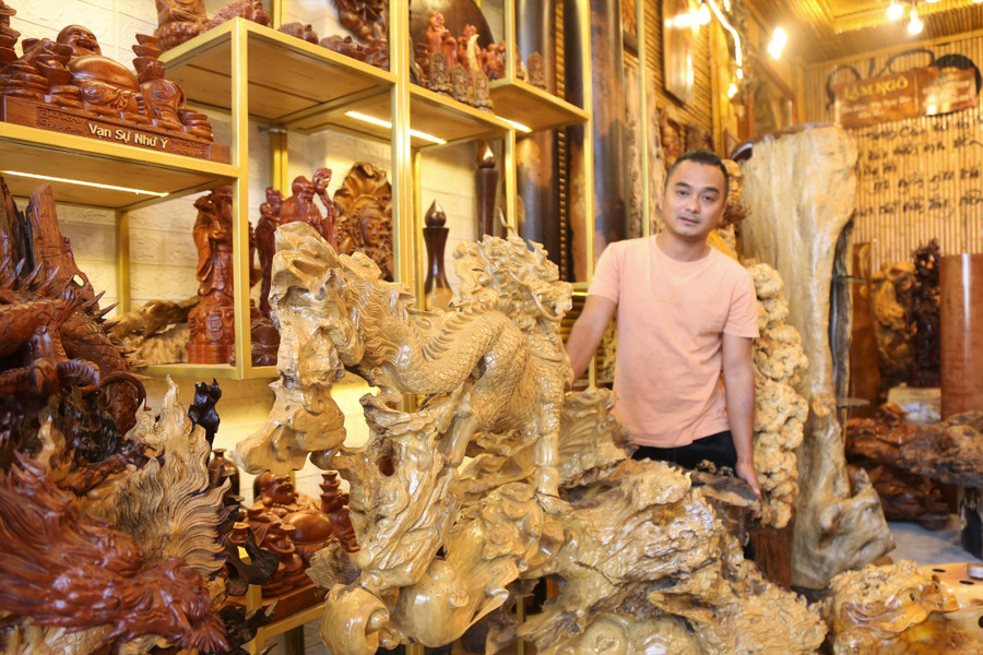 Từ những thân gỗ mục, anh Lâm đã chế tác ra những bức tượng gỗ độc đáo. Ảnh: Đức Nhật