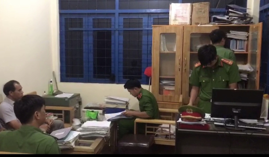 Cơ quan chức năng thực hiện lệnh khám xét nơi làm việc của 1 đối tượng trong vụ án. Ảnh: Công an cung cấp