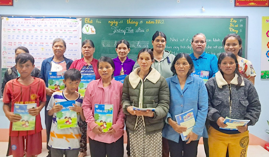  Học viên lớp xóa mù chữ tại Trường Tiểu học Ngô Quyền (phường Chi Lăng) phấn khởi nhận sách giáo khoa và dụng cụ học tập do thành phố hỗ trợ. Ảnh: Mộc Trà