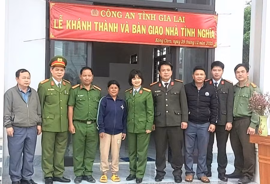 Đại diện lãnh đạo Công an tỉnh, Công an huyện Kông Chro tặng nhà 