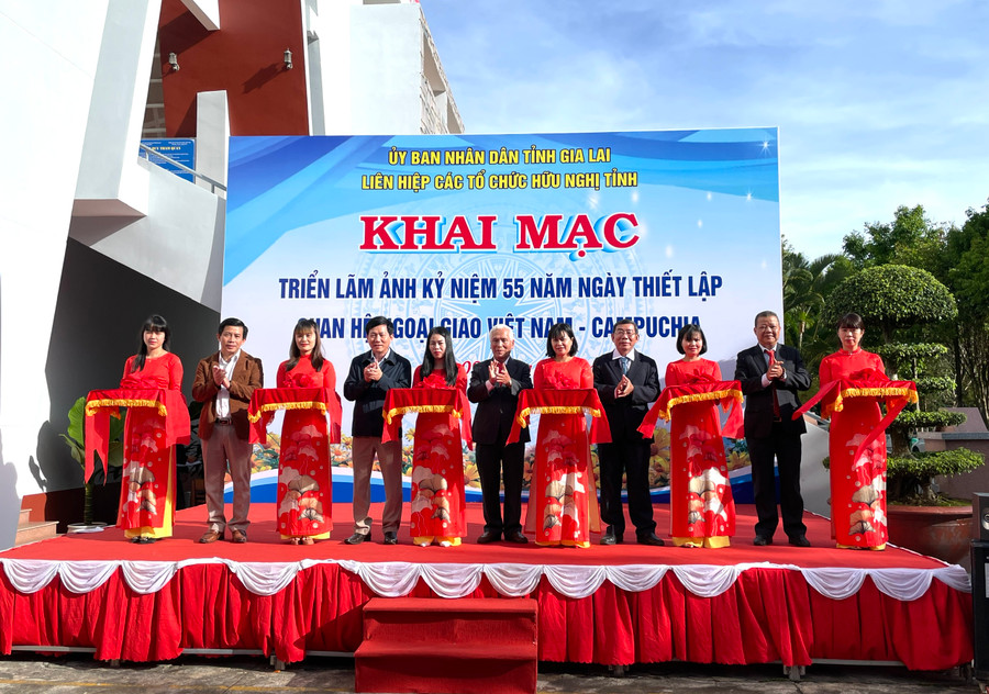 Lãnh đạo Liên hiệp các tổ chức hữu nghị tỉnh và đại diện các sở, ban ngành cắt băng khai mạc triển lãm. Ảnh: Lam Nguyên. Lãnh đạo Liên hiệp các tổ chức hữu nghị tỉnh và đại diện các sở, ban ngành cắt băng khánh thành triển lãm. Ảnh Lam Nguyên.