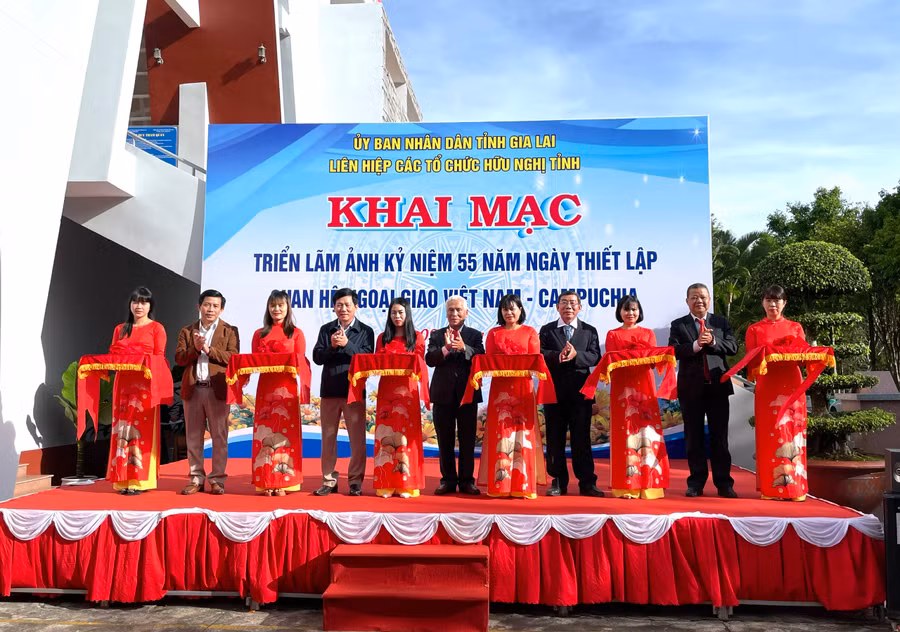 Lãnh đạo Liên hiệp các tổ chức hữu nghị tỉnh và đại diện các sở, ban ngành cắt băng khánh thành triển lãm. Ảnh Lam Nguyên.