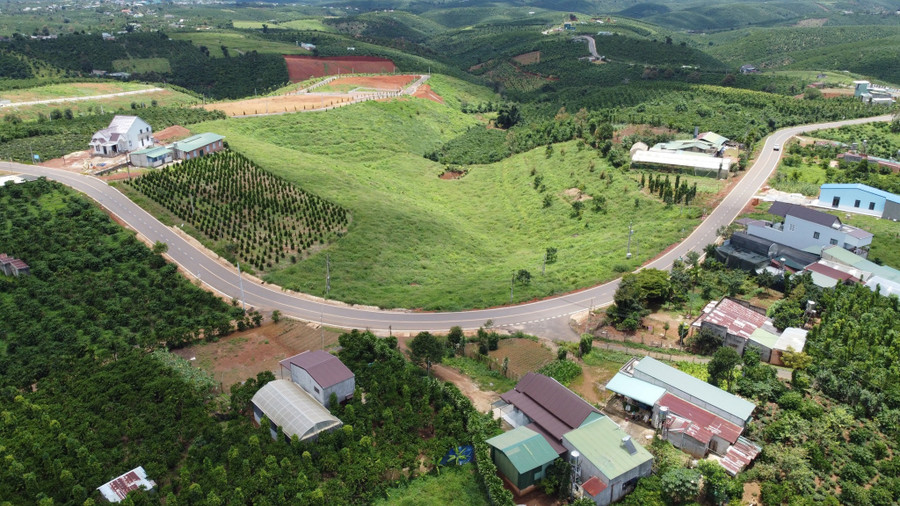 Nhiều nhà đầu tư rao bán đất rẻ hơn thị trường nhưng vẫn chưa bán được. Ảnh: ĐÌNH SƠN Nhiều nhà đầu tư rao bán đất rẻ hơn thị trường nhưng vẫn chưa bán được. Ảnh: ĐÌNH SƠN