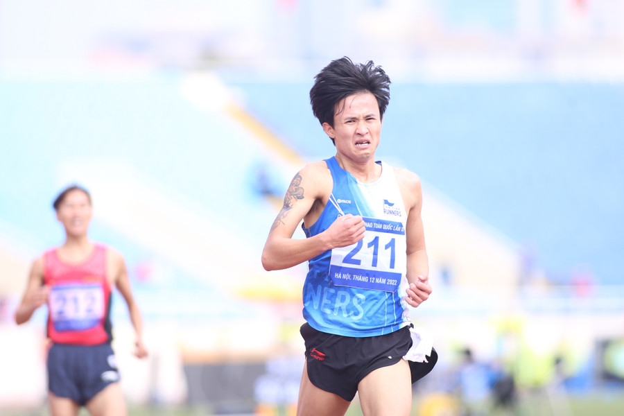 Nguyễn Trung Cường đánh bại Nguyễn Văn Lai trên đường đua 5.000m. Ảnh: Ngọc Tú