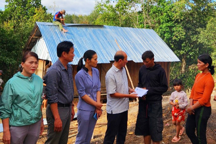 Đại diện ban ngành, đoàn thể huyện, xã trao hỗ trợ cho gia đình ông Ưng tại làng Kon Sơ Bai, xã Hà Tây. Ảnh: Phan Anh