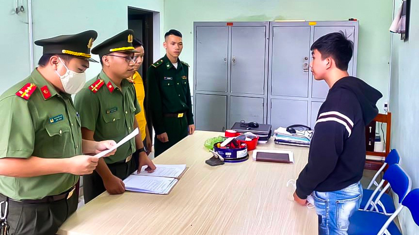 Công an tỉnh Quảng Ngãi đọc lệnh bắt tạm giam và khám xét nơi ở đối với bị can Lê Duy Tân. Ảnh Công an tỉnh Quảng Ngãi