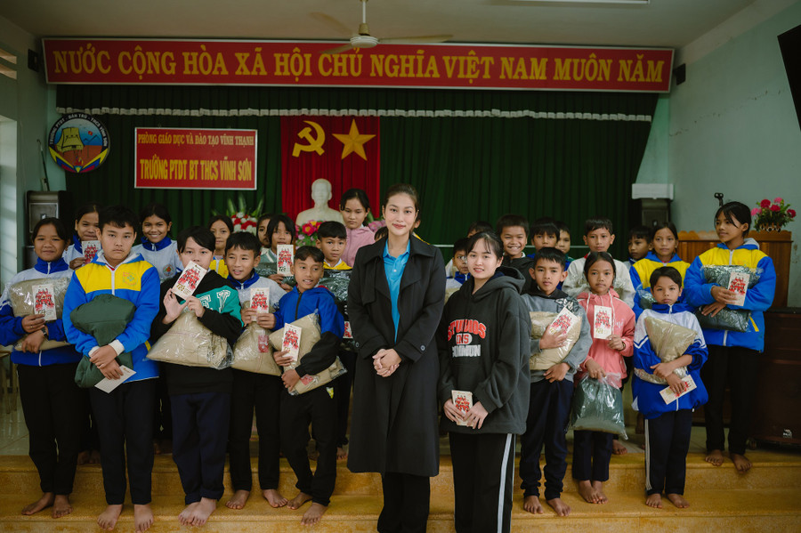 Ngoài học bổng, đoàn thiện nguyện của Hoa hậu Thiên Ân còn trao một số nhu yếu phẩm như gạo, bánh, sữa, gia vị... cho bếp ăn của nhà trường cũng như lì xì cho các học sinh của trường. Ảnh: NVCC Ngoài học bổng, đoàn thiện nguyện của Hoa hậu Thiên Ân còn trao một số nhu yếu phẩm như gạo, bánh, sữa, gia vị... cho bếp ăn của nhà trường cũng như lì xì cho các học sinh của trường. Ảnh: NVCC