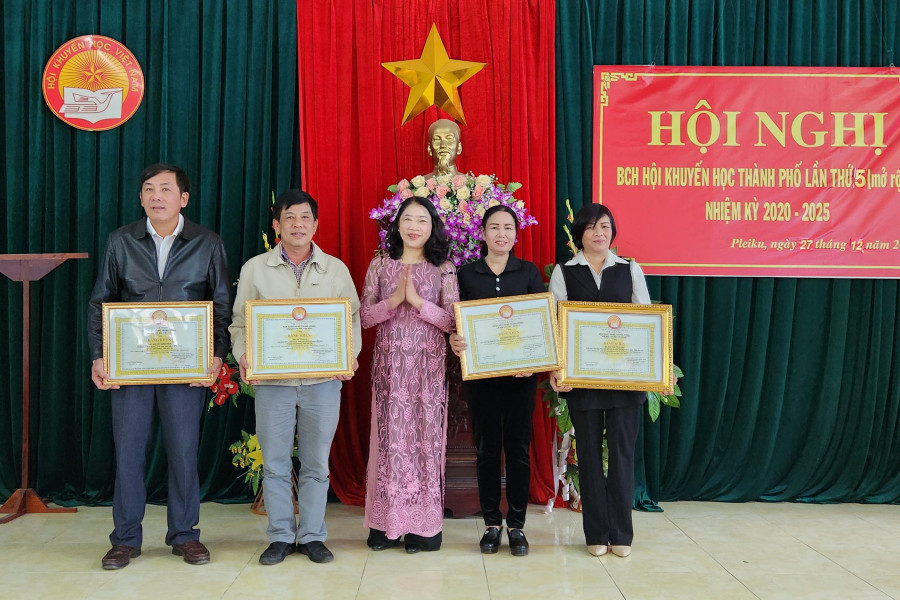 Các cá nhân được Trung ương Hội Khuyến học Việt Nam tặng bằng khen vì có thành tích xuất sắc trong phong trào thi đua khuyến học, khuyến tài, xây dựng xã hội học tập năm 2021. Ảnh: Phạm Ngọc Các cá nhân được Trung ương Hội Khuyến học Việt Nam tặng bằng khen vì có thành tích xuất sắc trong phong trào thi đua khuyến học, khuyến tài, xây dựng xã hội học tập năm 2021. Ảnh: Phạm Ngọc