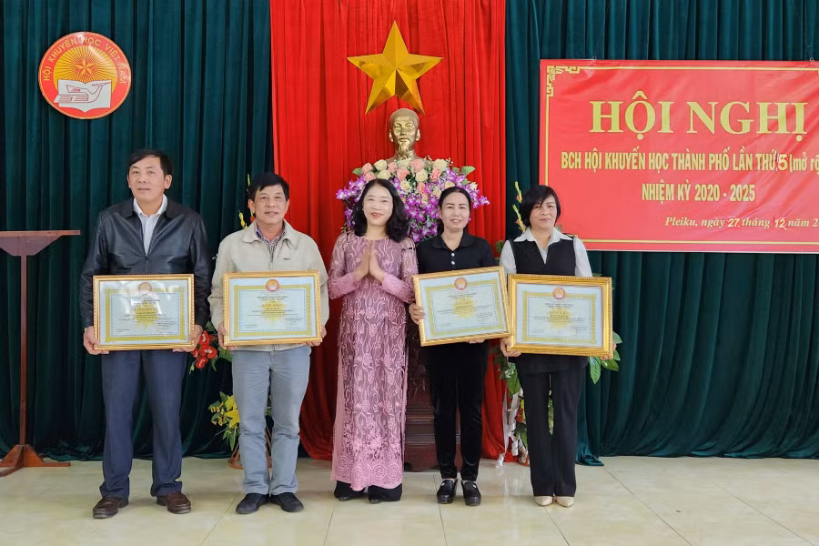 Các cá nhân được Trung ương Hội Khuyến học Việt Nam tặng bằng khen vì có thành tích xuất sắc trong phong trào thi đua khuyến học, khuyến tài, xây dựng xã hội học tập năm 2021. Ảnh: Phạm Ngọc