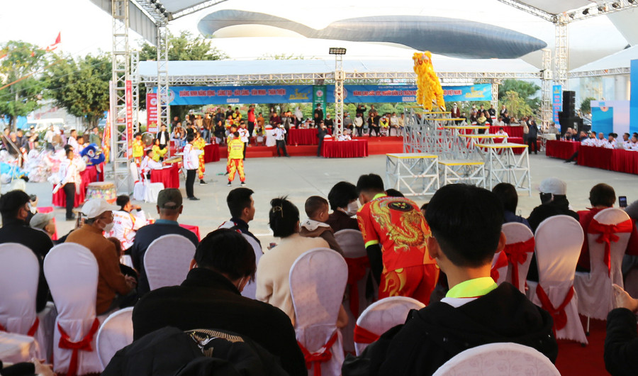 Môn Lân-sư-rồng thu hút đông đảo khán giả đón xem. Ảnh: Văn Ngọc