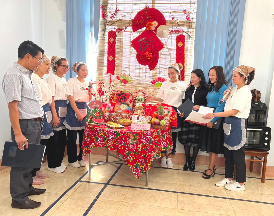 Đội Công đoàn cơ sở Doanh nghiệp tư nhân Anh Khoa cùng Ban giám khảo bên mâm bánh ngày Tết đạt giải nhất hội thi. Ảnh: Đinh Yến Đội Công đoàn cơ sở Doanh nghiệp tư nhân Anh Khoa cùng Ban giám khảo bên mâm bánh ngày Tết đạt giải nhất Hội thi. Ảnh: Đinh Yến