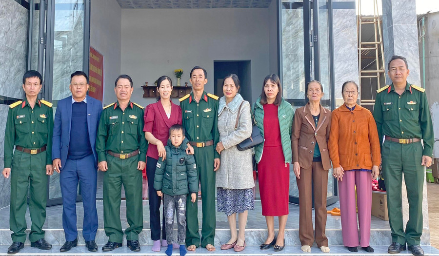 Ông Nguyễn Huỳnh Phú Long (thứ 2 từ trái sang, Giám đốc MB Gia Lai) cùng lãnh đạo Lữ đoàn Công binh 280 chúc mừng Thượng úy quân nhân chuyên nghiệp Dương Xuân Giang có nhà mới. Ảnh: Sơn Ca