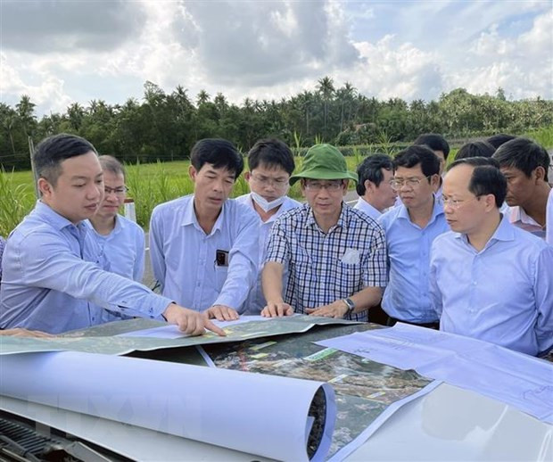 Chủ đầu tư khảo sát hướng tuyến cao tốc Bắc-Nam đoạn qua thị xã Sông Cầu (Phú Yên). Ảnh: TTXVN phát