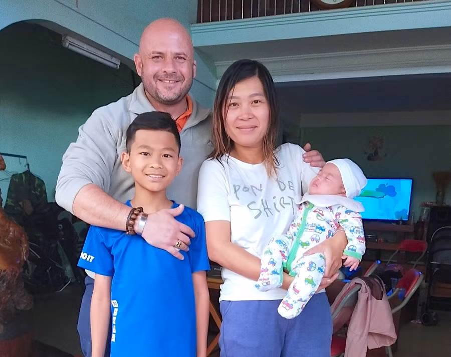 Năm nay, ông Luke Williams sẽ đón chào năm mới cùng gia đình nhỏ của mình tại Phố núi Pleiku. Ảnh: Mộc Trà