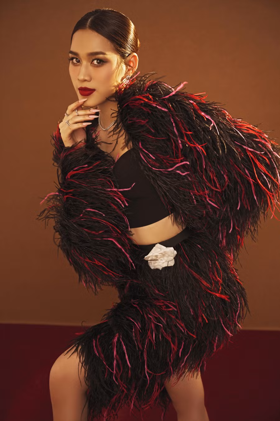 Với phong thái cuốn hút, đôi phần sắc sảo, người đẹp lột xác đầy mới mẻ. Đỗ Thị Hà luôn cố gắng biến hóa với nhiều phong cách, mang đến cho công chúng nhiều hình ảnh đa dạng. Ảnh: Milor Trần