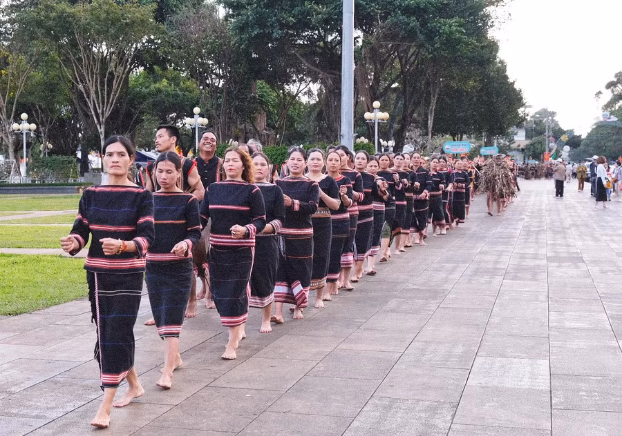 Trình diễn cồng chiêng đường phố tại Tuần văn hóa-du lịch tỉnh Gia Lai. Ảnh: Minh Châu