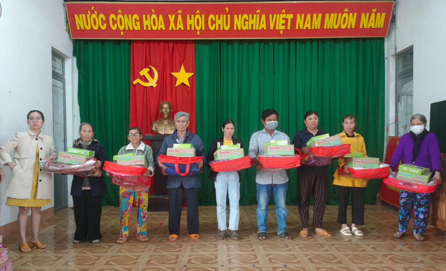  Đoàn trao quà cho các gia đình có hoàn cảnh khó khăn tại xã Ia Le. Ảnh: Ngọc Hải