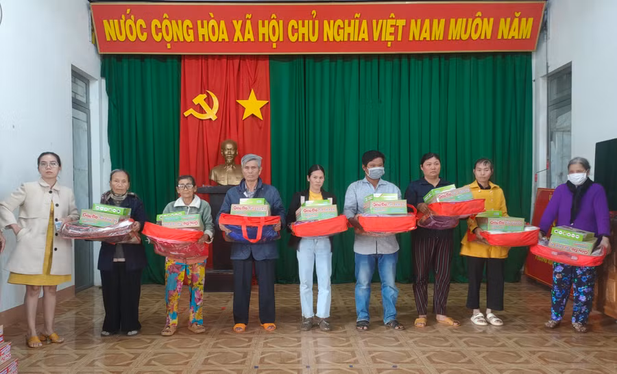  Đoàn trao quà cho các gia đình có hoàn cảnh khó khăn tại xã Ia Le. Ảnh: Ngọc Hải