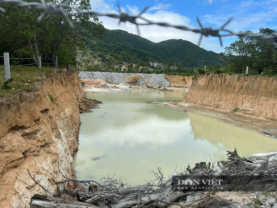 Để xoá hố sâu do các đối tượng khai thác đất trái phép tại xã Cát Nhơn, huyện Phù Cát để lại, UBND tỉnh Bình Định đã đồng ý phương án cho Công ty cổ phần Phú Tài dùng đá vụn và bột đá để lấp hố, ảnh chụp hồi tháng 5. Ảnh: Dũ Tuấn