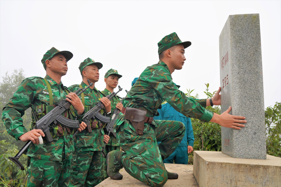 Thiếu úy Nông Tuấn Anh kiểm tra mốc giới 295. Ảnh: M.T.H - N.Đ.L