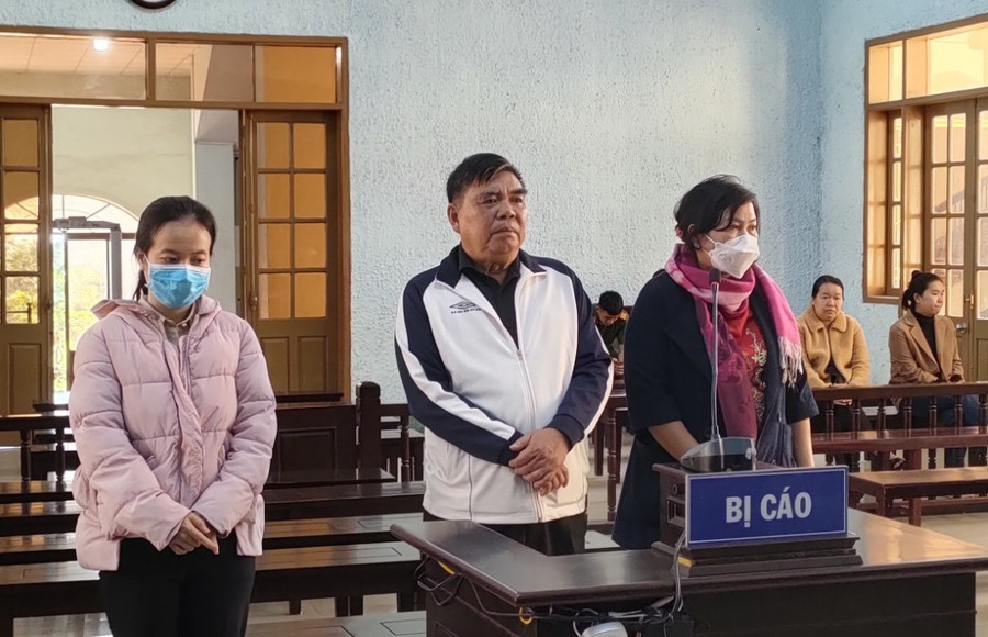 Các bị cáo tại phiên tòa. Ảnh: R'Ô HOK Các bị cáo tại phiên tòa.Ảnh:R'Ô HOK