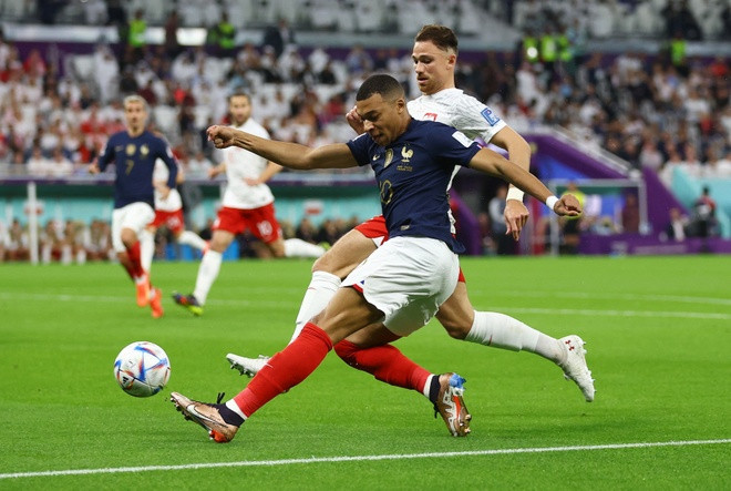 Mbappe thường xuyên khuấy đảo hàng thủ đối phương. Ảnh: FIFA