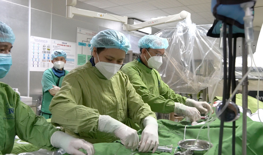 BS Hải Yên và BS Linh trong ca mổ tái thông mạch não cho bệnh nhân. Ảnh: Lê Vân