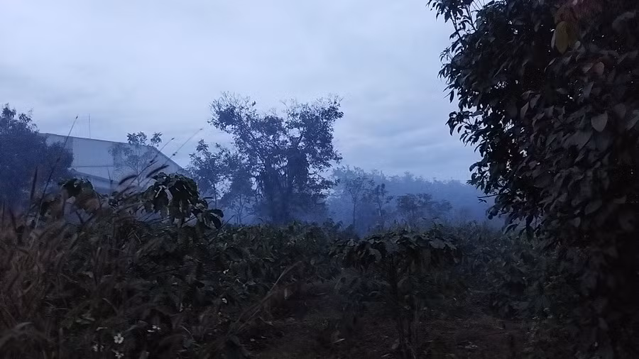 Người dân làng Klăh 2 (xã Ia Dêr) bức xúc bởi các cơ sở, công ty chế biến nông sản xả khói, bụi gây ô nhiễm môi trường. Ảnh Hoành Sơn