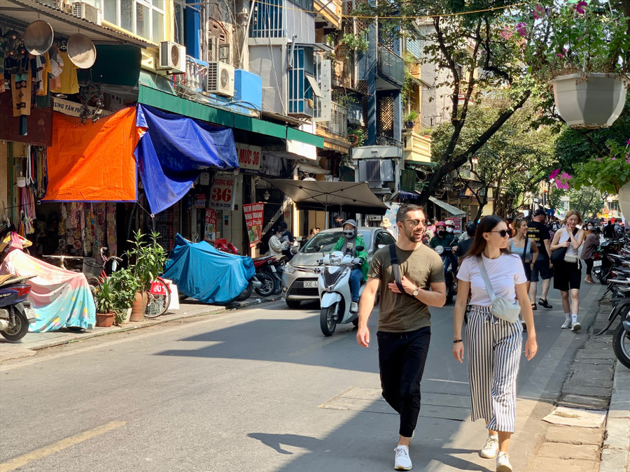 Khách quốc tế tại Hà Nội tháng 11.2022. Năm 2022, Hà Nội đặt mục tiêu đón khoảng 9 đến 10 triệu lượt khách, trong đó có khoảng 1,2 đến 2 triệu lượt khách quốc tế. Ảnh: Ý Yên