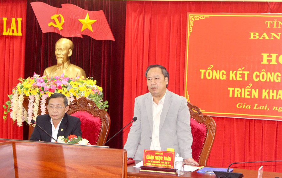 Ban Tuyên giáo Tỉnh ủy Gia Lai tổ chức hội nghị tổng kết công tác năm 2022 ảnh 1 Các đồng chí: Châu Ngọc Tuấn (bìa phải)-Phó Bí thư Thường trực Tỉnh ủy, Trưởng đoàn đại biểu Quốc hội tỉnh; Huỳnh Thế Mạnh-Ủy viên Ban Thường vụ Tỉnh ủy, Trưởng ban Tuyên giáo Tỉnh ủy chủ trì hội nghị. Ảnh: Phan Lài