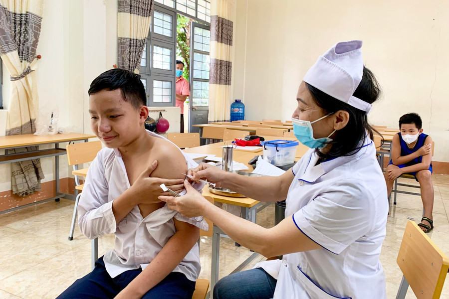 Ngành Y tế khuyến cáo trẻ phải tiêm ít nhất 2 liều cơ bản để đảm bảo tạo miễn dịch phòng bệnh, giảm nguy cơ bệnh nặng và tử vong do Covid-19. Ảnh: Như Nguyện