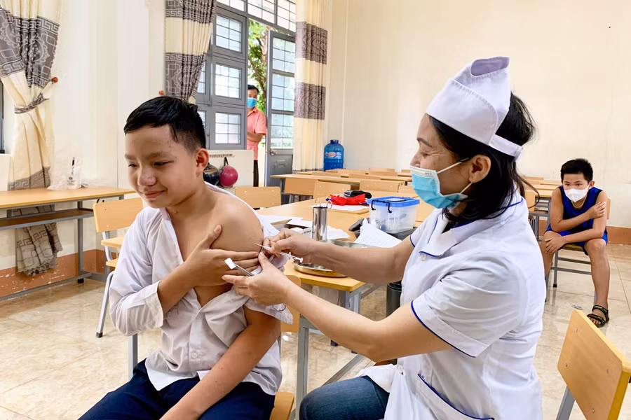 Ngành Y tế khuyến cáo trẻ phải tiêm ít nhất 2 liều cơ bản để đảm bảo tạo miễn dịch phòng bệnh, giảm nguy cơ bệnh nặng và tử vong do Covid-19. Ảnh: Như Nguyện