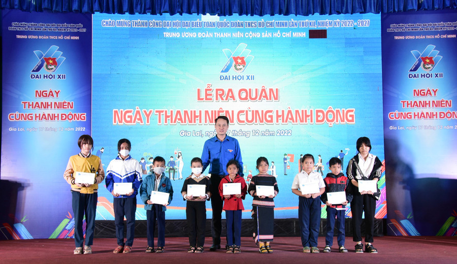 Anh Nguyễn Kim Quy-Phó Trưởng ban Đoàn kết, tập hợp Thanh niên Trung ương Đoàn tặng quà cho học sinh khó khăn của TP. Pleiku. Ảnh: Đức Thụy Anh Nguyễn Kim Quy-Phó Trưởng ban Đoàn kết, tập hợp Thanh niên Trung ương Đoàn tặng quà cho học sinh khó khăn của TP. Pleiku. Ảnh: Đức Thụy